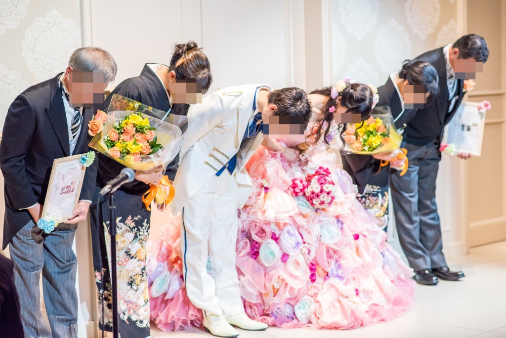 アニヴェルセルみなとみらい横浜 結婚式レポブログ ヴィラスウィートでの披露宴 両親贈呈品贈呈、新郎謝辞