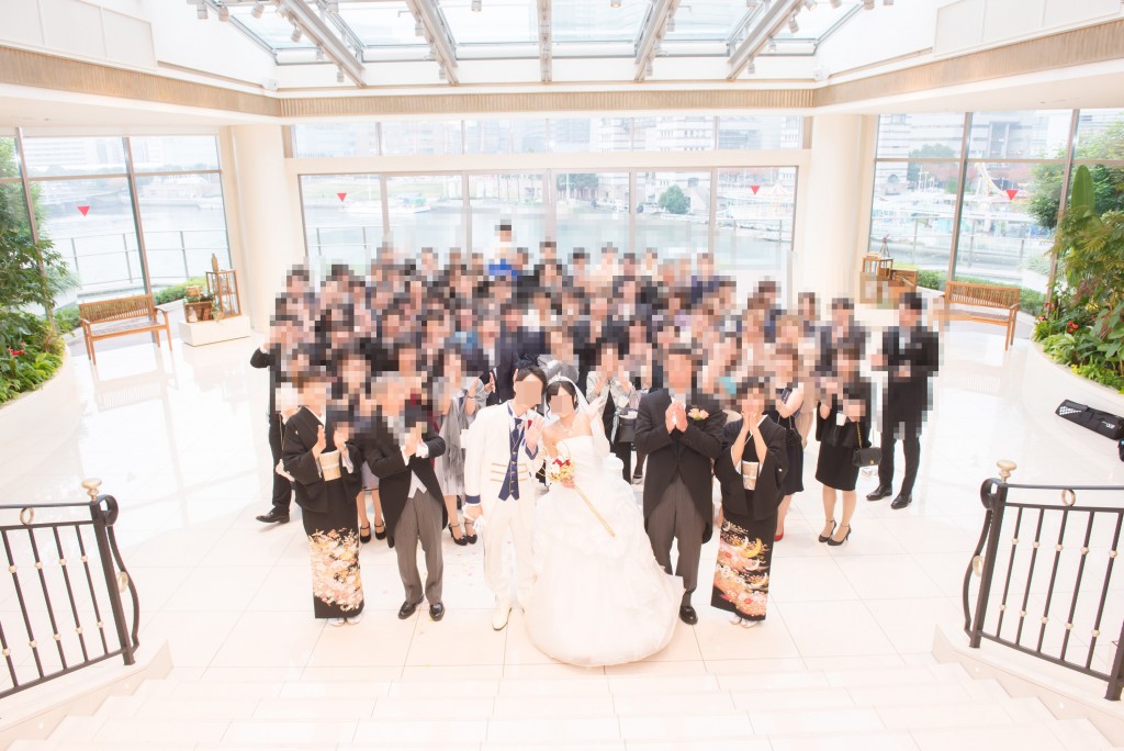 アニヴェルセルみなとみらい横浜 結婚式レポブログ アフターセレモニーでの全員集合写真撮影、新郎新婦当日写真撮影