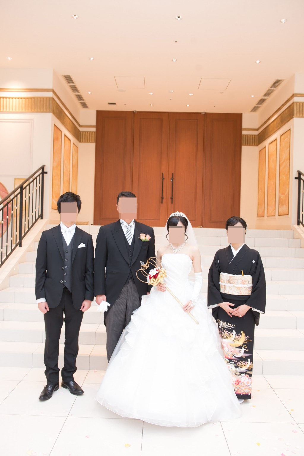 アニヴェルセルみなとみらい横浜 結婚式レポブログ アフターセレモニーでの全員集合写真撮影、新郎新婦当日写真撮影
