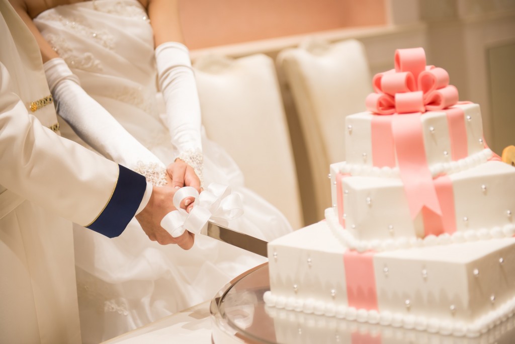 アニヴェルセルみなとみらい横浜 結婚式レポブログ ヴィラスウィート披露宴 主賓挨拶、ウェディングケーキ入刀（ケーキカット）
