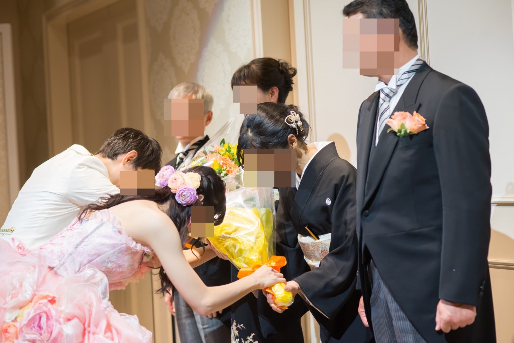 アニヴェルセルみなとみらい横浜 結婚式レポブログ ヴィラスウィートでの披露宴 両親贈呈品贈呈、新郎謝辞