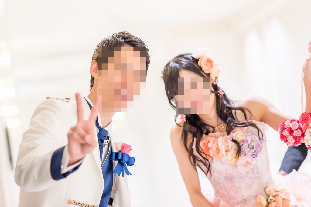 アニヴェルセルみなとみらい横浜 結婚式ブログ ヴィラスウィートでの披露宴終了後 カラードレスでの新郎新婦写真撮影