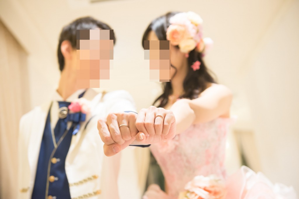 アニヴェルセルみなとみらい横浜 結婚式ブログ ヴィラスウィートでの披露宴終了後 カラードレスでの新郎新婦写真撮影