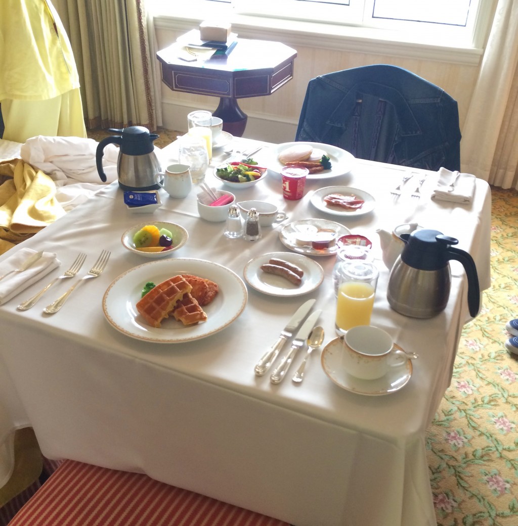 東京ディズニーランドホテルのルームサービスレポート お部屋で優雅な朝食を ひよこ夫婦