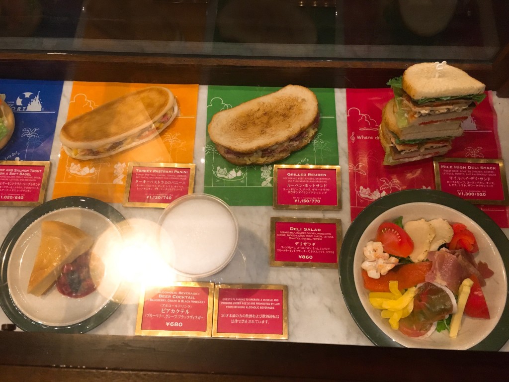 東京ディズニーシーのレストラン ニューヨークデリ のメニューを紹介 サンドイッチやポテトなど テイクアウトも可能 ひよこファミリー