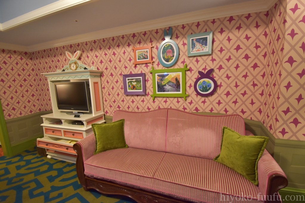 ディズニーランドホテル アリスルーム 宿泊ブログ 各キャラクタールームの値段も比較 赤ちゃん連れにはベビーベッドの貸出も ひよこファミリー