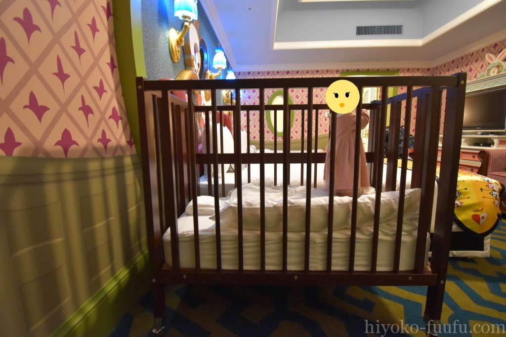 ディズニーランドホテル アリスルーム 宿泊ブログ 各キャラクタールームの値段も比較 赤ちゃん連れにはベビーベッドの貸出も ひよこ夫婦